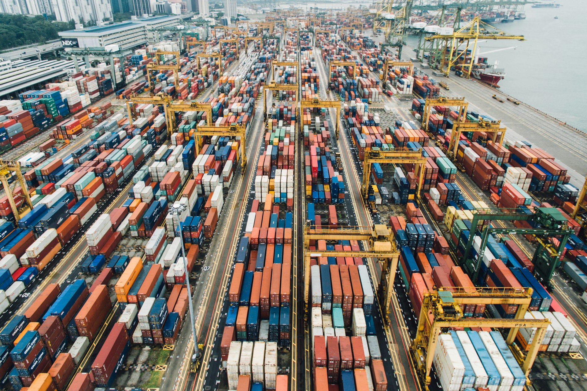 Parceria Brasil-China - Navio cargueiro transportando contêineres simbolizando o comércio internacional